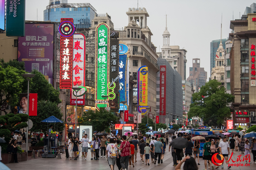 上海南京东路步行街，游客络绎不绝。人民网记者 翁奇羽摄