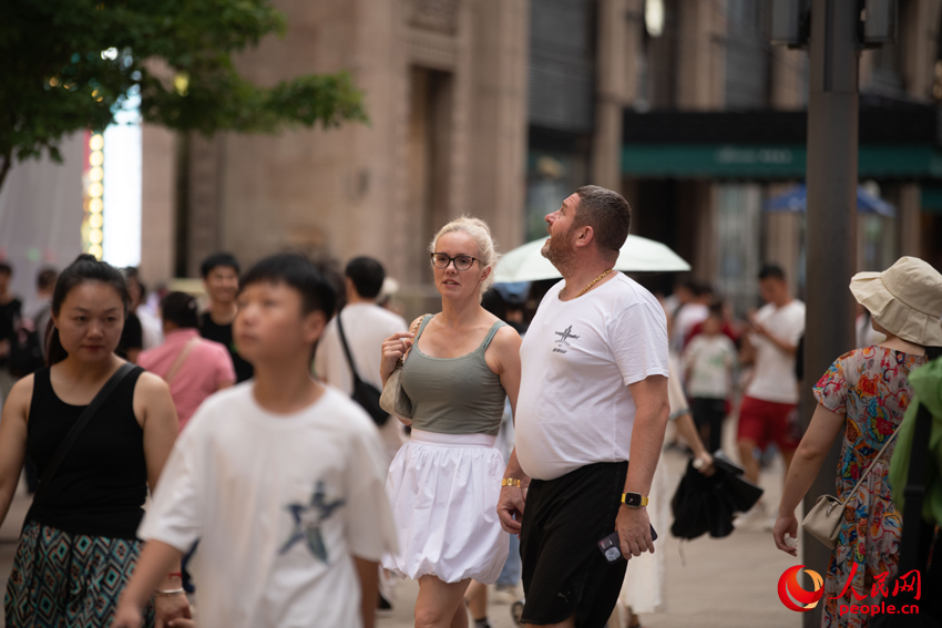 外國游客在上海南京東路步行街游覽。人民網記者 翁奇羽攝