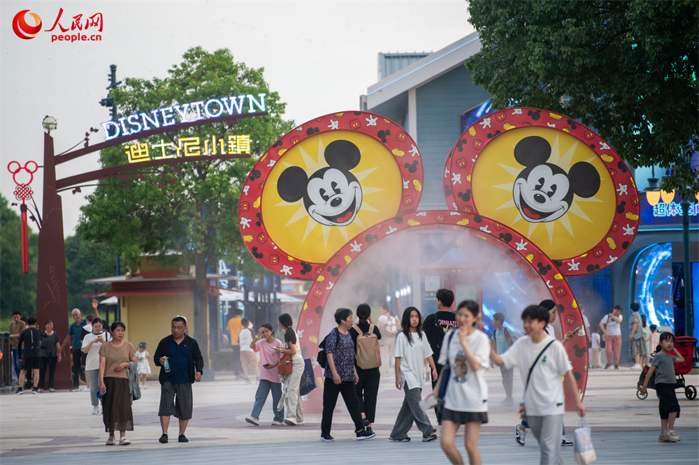 夏日，漫步迪士尼小镇。人民网记者 翁奇羽摄