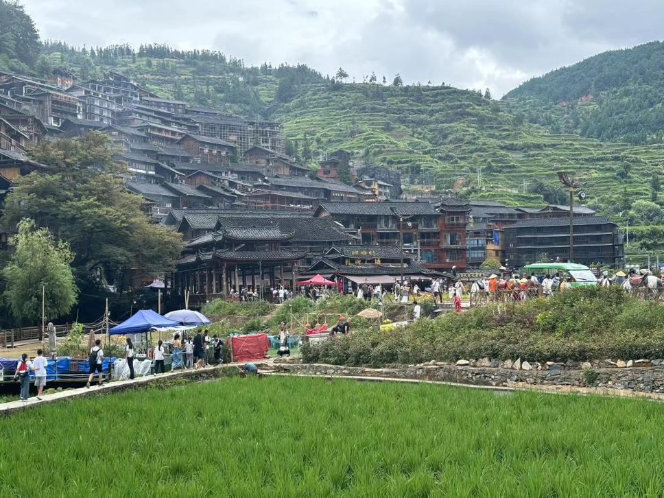 早晨9點多，西江苗寨已經吸引不少游人游玩。人民網記者 董志雯攝