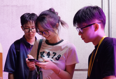 小蔡在工作人员的指导下确认上海电信美好家套餐