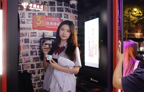 在这个初秋的夜晚，“公路酒亭”让曾经的美好回忆涌上心头。