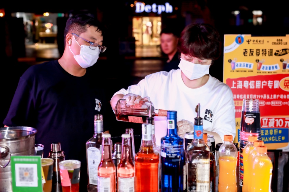 英姐在调制老友亭特调