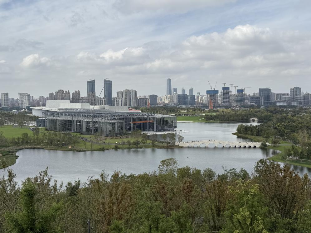 双子山上看风景。 人民网记者 王文娟摄