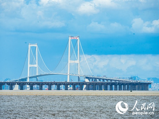 2024年7月7日，遠眺深中通道，橋上車輛川流不息。通車試運營后，廣東深圳、中山進入“半小時生活圈”，珠江口兩岸經濟、社會、文化等要素流動加速，大灣區居民跨城“串門”愈加方便。人民網 王星攝