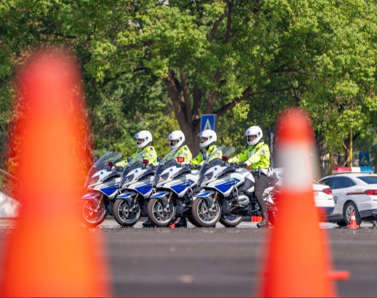 上海警方推15项便利措施服务第七届进博会  11月5日至10日，第七届进博会将在上海举办。今日，上海市公安局介绍，上海警方围绕交通组织、出入境服务、馆内安全服务等方面推出15项便利化措施，助力第七届进博会更成功、更精彩。本届进博会仍将对部分道路和区域实施交通管制措施，警方充分权衡市民出行需求和管控要求，持续优化管控方案，在上届基础上进一步缩小了凭证通行管控区域的范围，由6平方公里压缩到3平方公里，将7个居民小区和2个学校调整至凭证通行区域以外。同时，警方还优化调整了非机动车时段性限行区域，崧泽大道北侧不再采取禁止非机动车通行的管理措施。