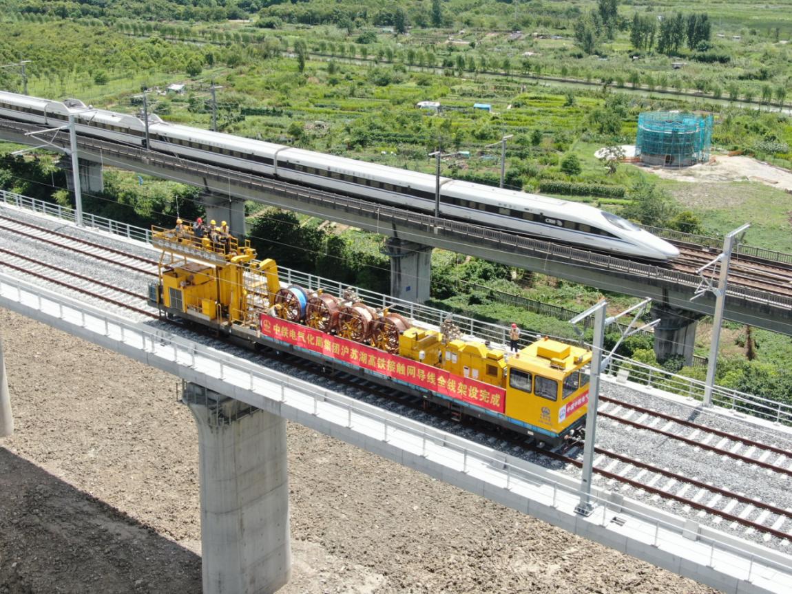 7月30日，恆張力放線車在上海虹橋站至上海鬆江站間進行接觸網導線架設施工。任英博攝