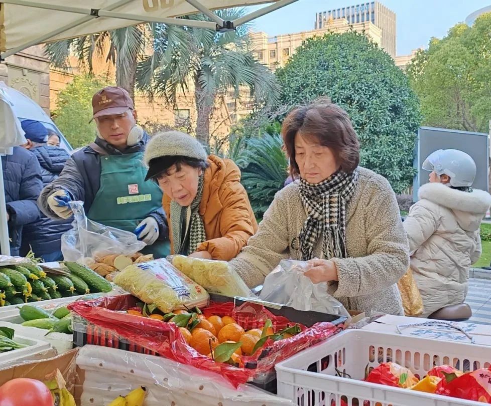 “下趟樓就把菜買了”這個便民菜市場開到了居民家門口→华体会app(图3)