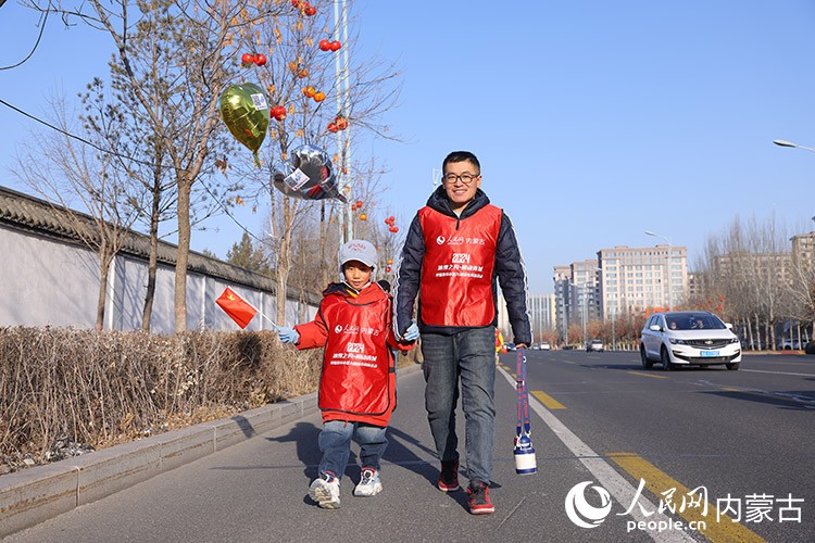 市民徒步迎接新年。人民网记者 寇雅楠摄