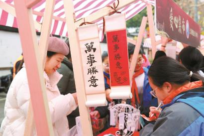 昨天，市民在老西门春联大会现场参与活动。 老西门街道供图