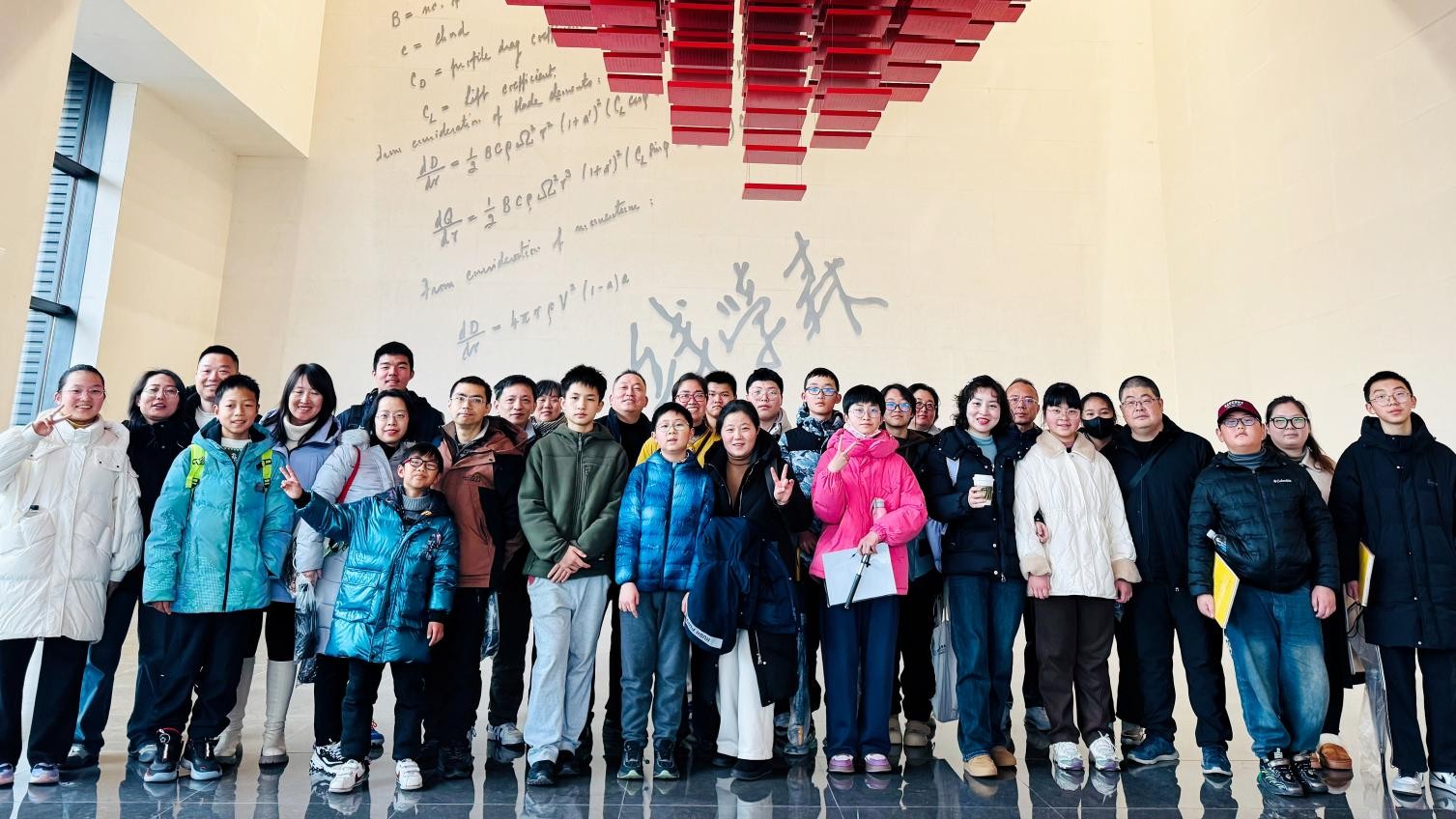 来自长三角各地的获奖学生齐聚上海交通大学，参与精彩研学活动。