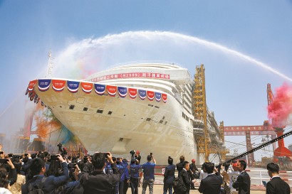 图为：28日上午，在外高桥造船有限公司举行的“爱达·花城号”起浮仪式。 记者 李茂君 摄