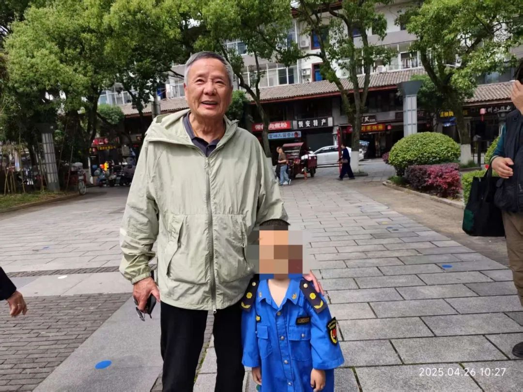 74岁金山爷叔在外旅游时干了一件大事火了(图2)