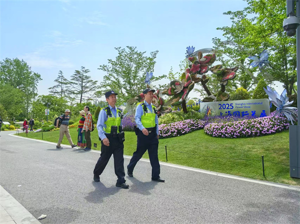 民警在上海植物园内的国际花展现场巡逻执勤。