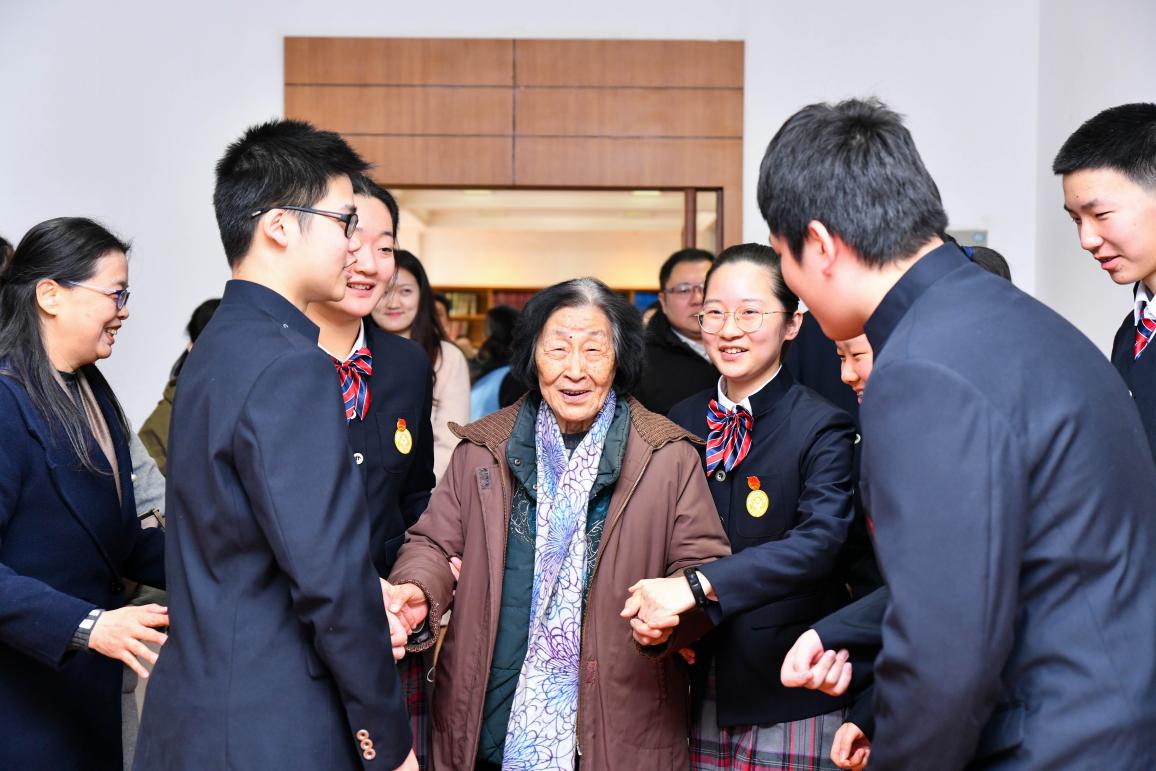 于漪老师和学生在一起