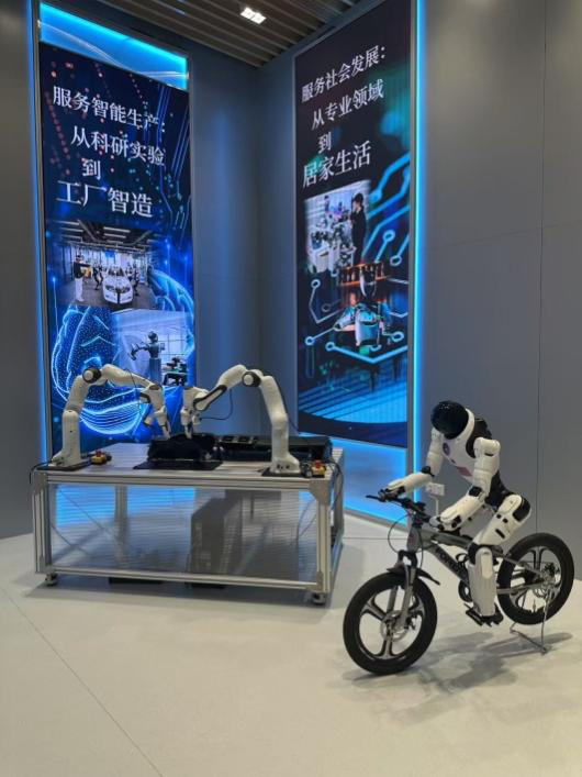 商店外的藍色“模速空間”內展陳的人工智能產品。本報記者 謝雨攝摩托車AI 生成的內容可能不正確。
