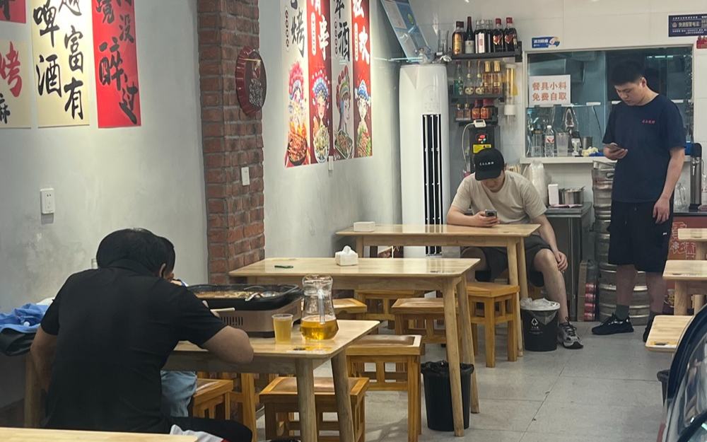 一家店面，两班人马：上海社区里的“拼店”生存术
