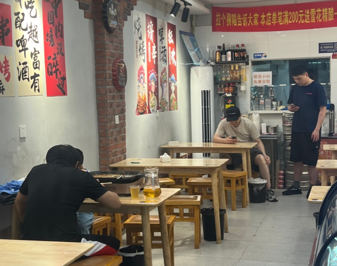 一家店面，兩班人馬：上海社區裡的“拼店”生存術    這家名為“光頭大排檔”的小店藏著上海社區商業的一個獨特樣本：一個店面，兩組互不相識的經營者，兩套完全不同的經營業態，在24小時的循環中默契地交替登場。    燒烤的煙火取代雞公煲的香氣，陌生的兩組經營者交替接手這個小小的空間。雙方之前互不相識，卻在同一屋檐下形成了奇妙的共生關系。這種“時空共享”的商業模式，正在上海許多社區悄然興起，成為小微商戶應對高租金的一種生存智慧。