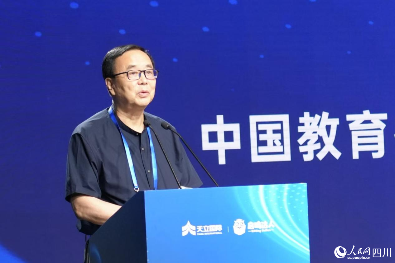 中國教育技術協會監事長、教育數字人推進工作組組長張少剛。人民網記者 郭瑩攝