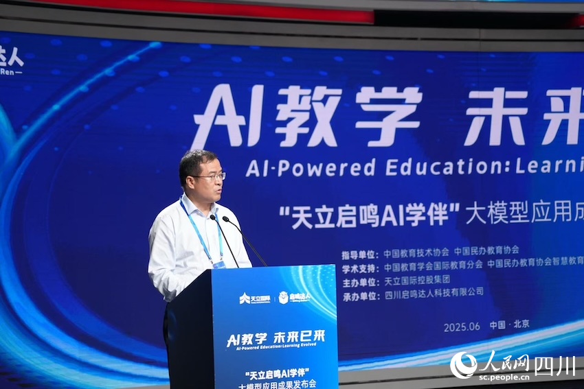 清華大學教育學院院長、中國教育學會副會長石中英。人民網記者 郭瑩攝