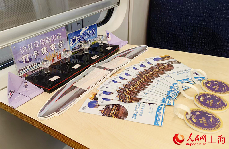 火車上提供旅游服務指南等。人民網記者 唐小麗攝