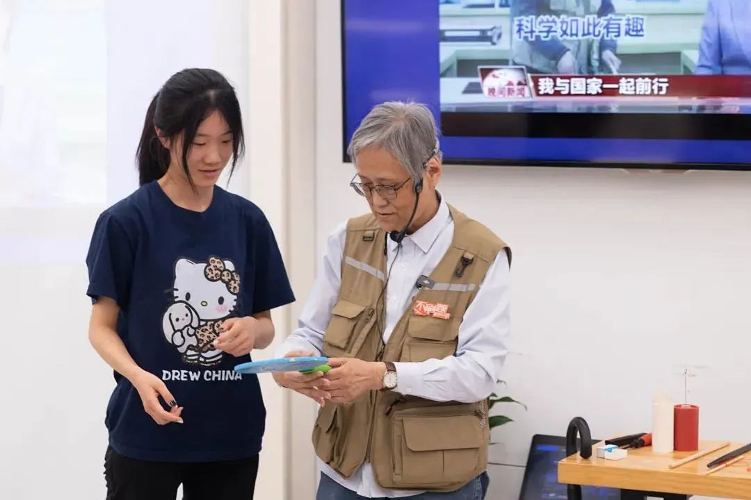 “吴姥姥”吴於人在科普讲座。