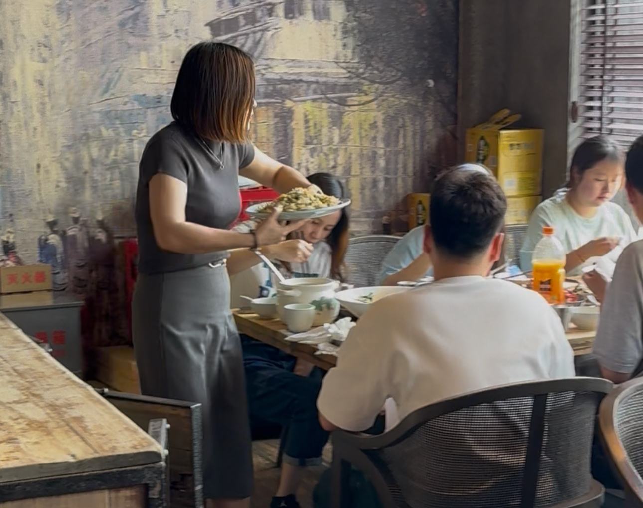 “尺秤”廿载+花式“宠粉” 一家川菜馆何以“开枝散叶”上海滩    凌晨5点，浦东新区周浦镇的天还没亮，“川流不息”川菜馆的后厨已经忙活开了。几个老师傅围着一筐筐刚到的龙虾，边挑拣边对年轻的新厨师念叨：“中虾25克到30克，精品35克到45克，死的一个不要！”这套严苛的龙虾“入店礼”，他们雷打不动坚持了20年。