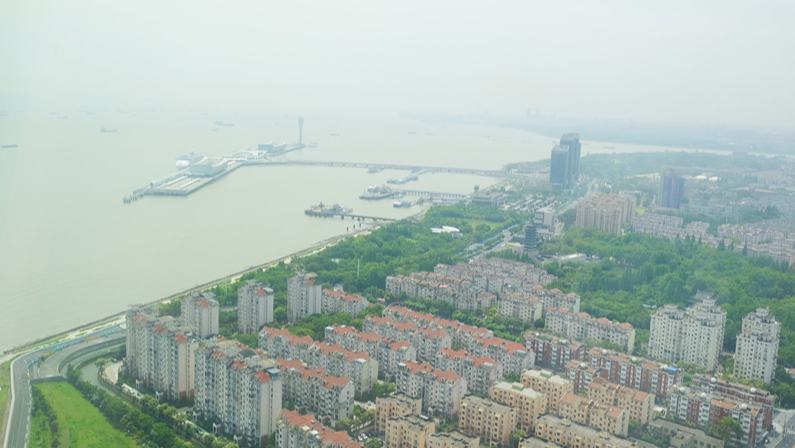 “定海神针”新生记经过6年“雕琢”，这座被网友昵称“金箍棒”、官方定名“定海神针”的全新地标惊艳亮相，迅速成为众多市民游客“城市微度假”的热门打卡地。