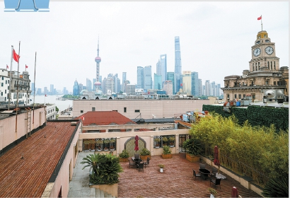 在“外灘FTC”的頂樓露台，可以遠眺黃浦江和陸家嘴建筑群。