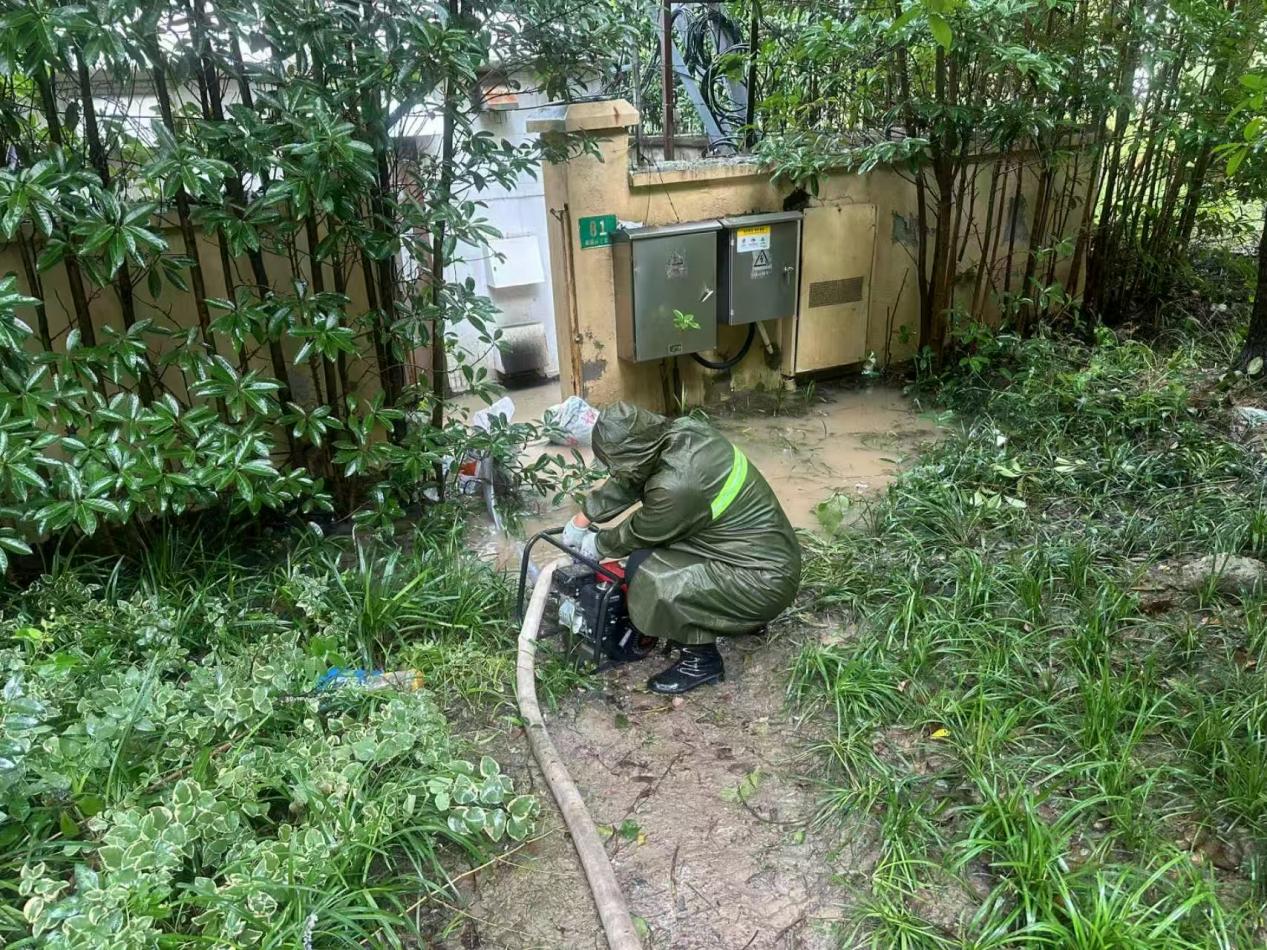 风雨影响期间，上海移动抢修队员们冒雨奔袭遭遇积水的低洼现场，熟练架起抽水泵，用沙袋筑起挡水墙，同步加固机房挡水板，有效阻止水势蔓延。