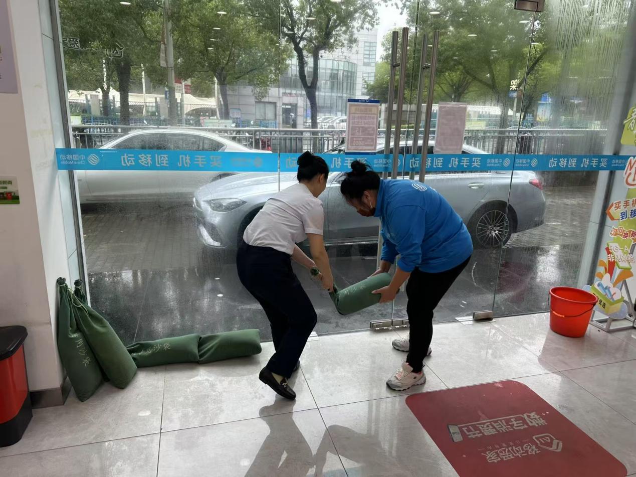 上海移动唐镇营业厅工作人员认真做好厅内防汛措施。