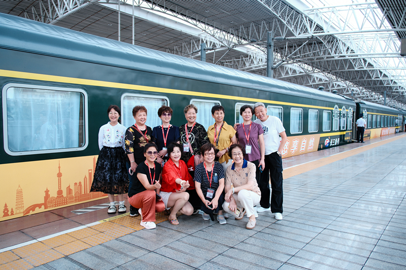 高清组图|乘着高铁游中国 上海西站首列新疆旅游列车发车！【6】