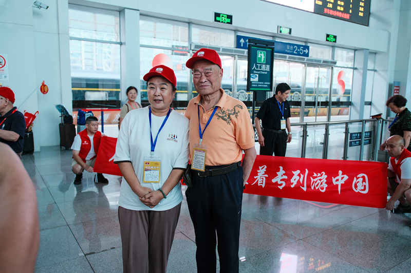 高清组图|乘着高铁游中国 上海西站首列新疆旅游列车发车！【7】