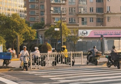 加装“之”字形栏杆处只能供一辆电动车通行，不少电动车选择从台阶冲过。 王一凡 摄
