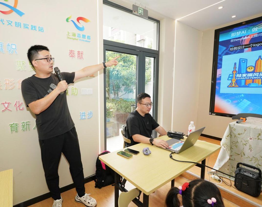   AI 赋能，为社区烟火气注入“智慧基因”  在上海东明路街道，一场由AI驱动的社区变革正悄然发生。2025年7月，80后创客陈亮与韩非带着他们的AI创业项目正式落地于此，短短3个月，便已不断融入在社区治理与居民生活中，为这片充满烟火气的社区注入了“智慧基因”。
