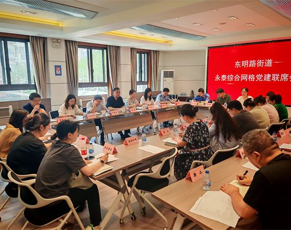   污水变暖流  炎炎夏日，永泰路与杨高南路交界的商铺之间，一道令人不安的污水正悄然渗出，在自行车行与社区团购超市的墙根处肆意蔓延，腥臭弥漫，行人不得不掩鼻绕行。  污水横流，凌驾于商户与治理力量之间。正当商户们束手无策之际，永泰综合网格工作人员通过“一日双巡”走访机制及时捕捉到了这一痛点，问题立马被列入了每月例行的“综合网格党建联席会”上。