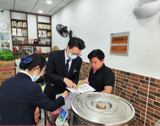   零钱“包”治“百病”  一大早，浦东新区东明路街道灵岩街区的菜场逐渐热闹起来。一位头发花白的顾客掏出几张皱巴巴的纸币递给摊主王大姐。  “哎哟，您稍等，我给您找零钱。”王大姐熟练地打开收银盒翻找着。  像王大姐这样的商户，在灵岩街区并不少见。尽管手机支付已成主流，但服务习惯使用现金的老年顾客，手头备足小额零钱仍是刚需。