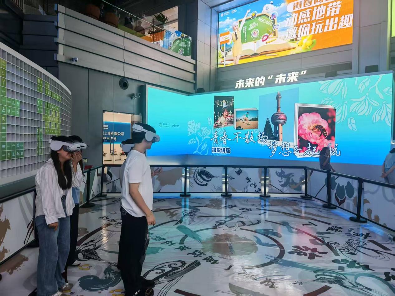 焕新后的民生路旗舰店不仅是一个充满未来感的“AI乐园”,也为客户提供更多互动体验。