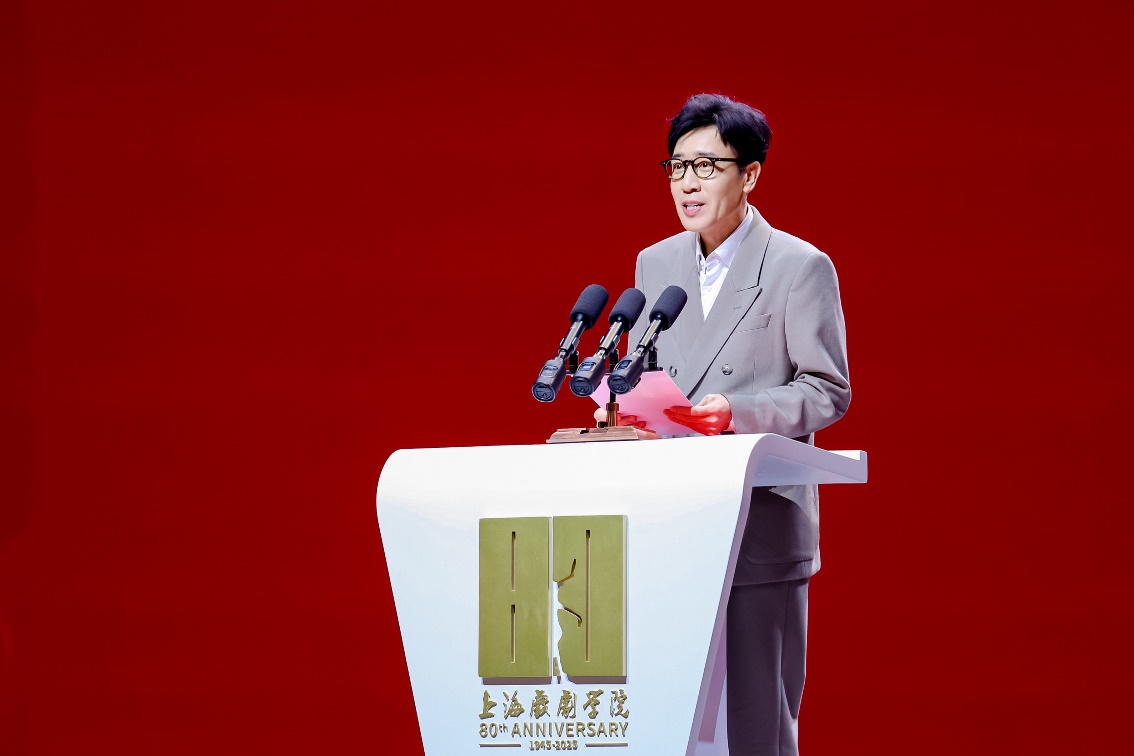 上戏校友代表于和伟发言