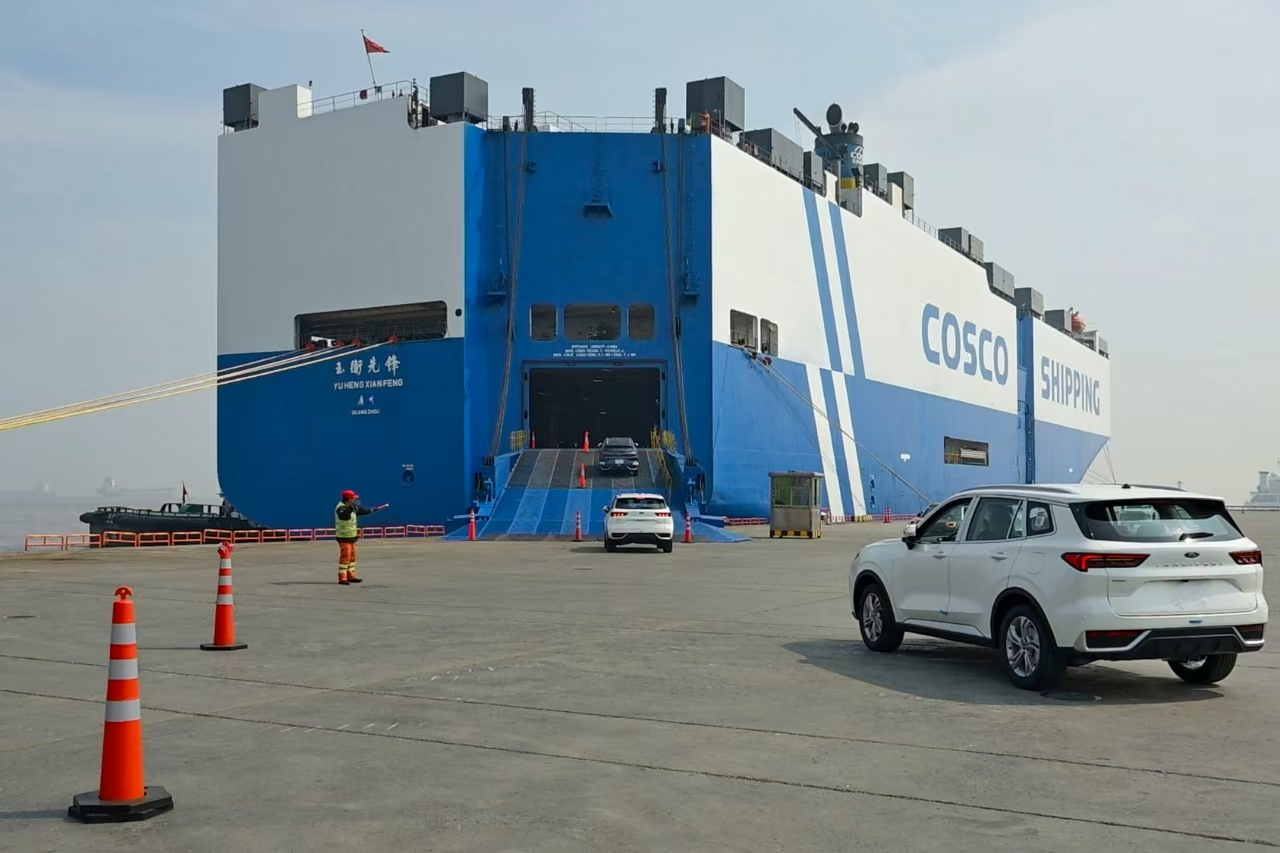 2025年2月26日，上海外高桥港区海通国际汽车码头，出口秘鲁的国产汽车正有序驶上汽车滚装轮。 谢宗赢 摄
