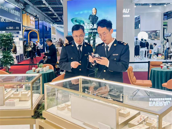 第八届进博会现场，上海车站海关关员正通过AR智慧监管设备开展保税展示商品监管工作。吴立蕾 摄