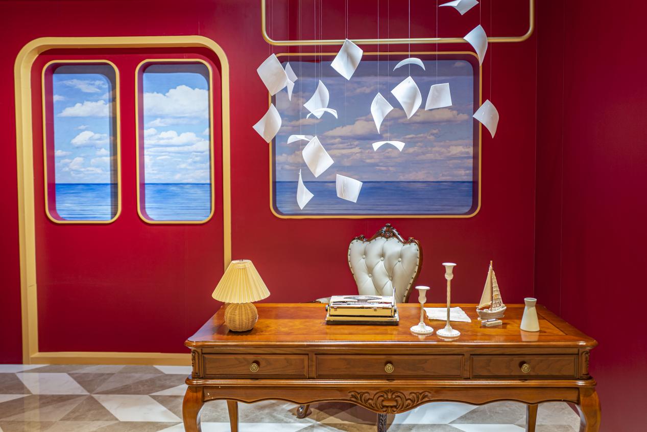 进入十二楼“音乐剧之城”，满满的音乐剧元素扑面而来，更有音乐剧相关主题置景可供观众拍照打卡。