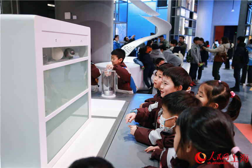 上海科技馆焕新升级 首次集中展出230余件科技藏品 人民网记者 龚莎摄