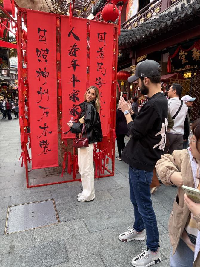 外国游客在豫园灯会自拍留念。 人民网记者王文娟 摄