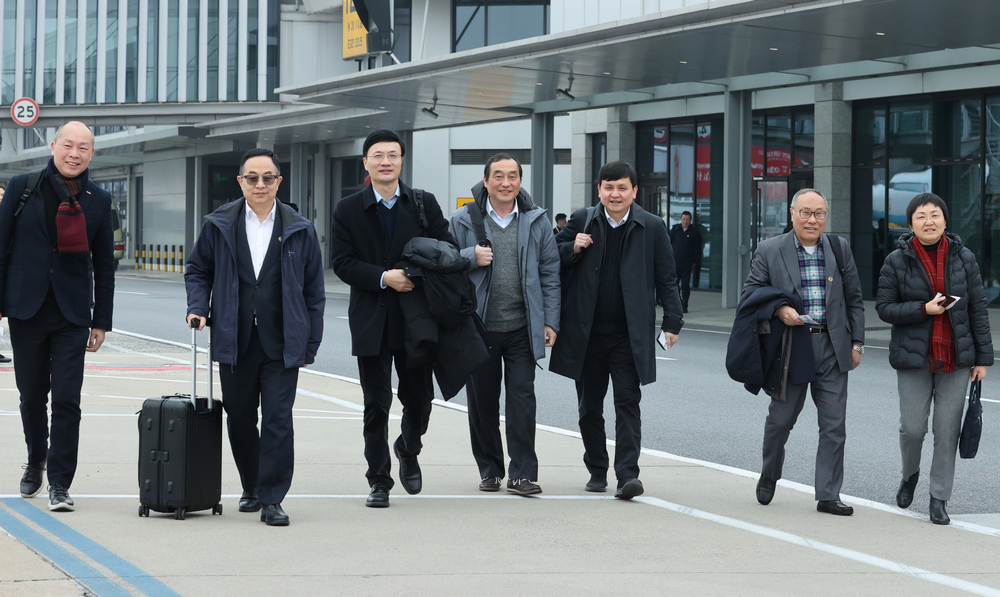 在滬全國政協委員啟程赴京。張海峰攝