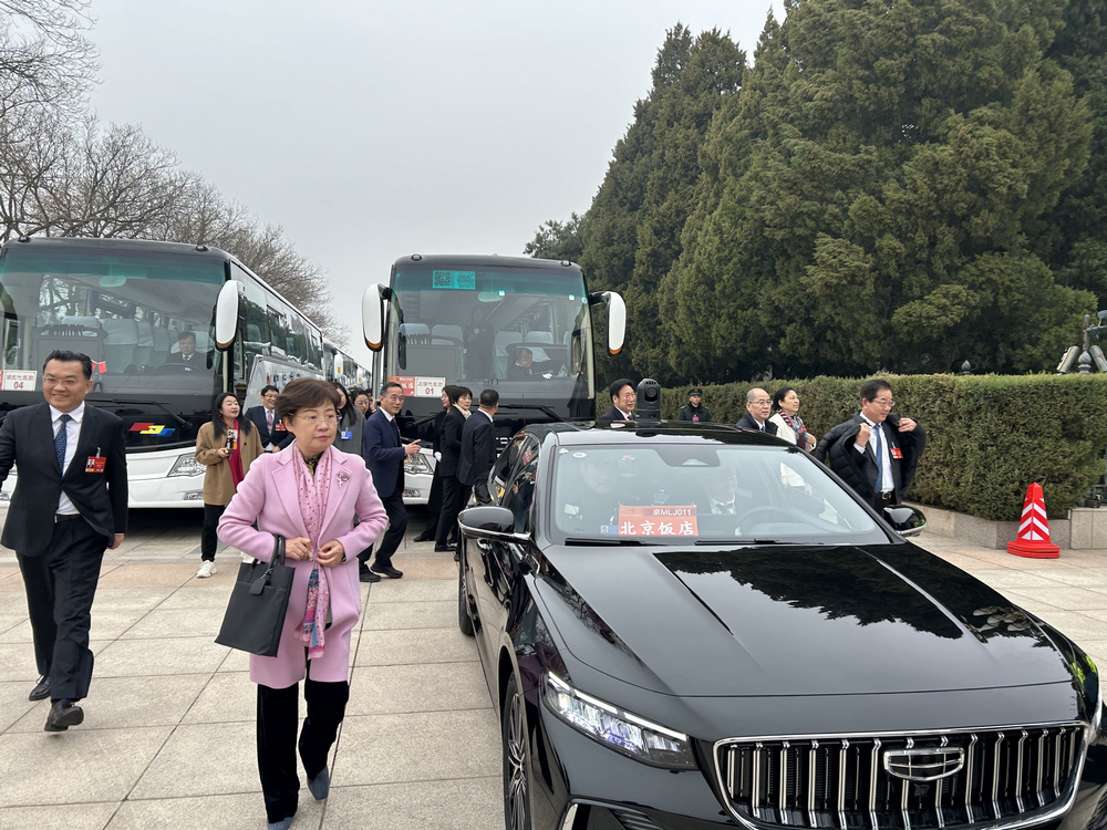 全國人大代表、上海富申評估咨詢集團董事長樊芸（左二）及上海團代表們下車步入大會堂。季覺蘇攝