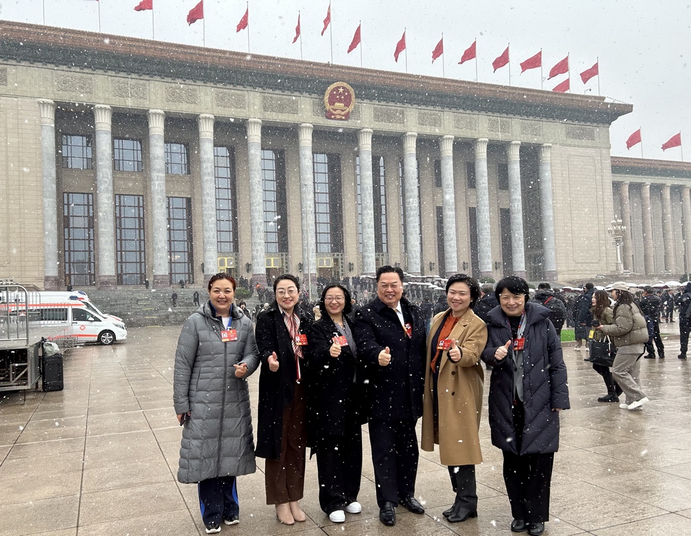 會議結束，上海團代表們從會場走出來，雪下得更大了。季覺蘇攝