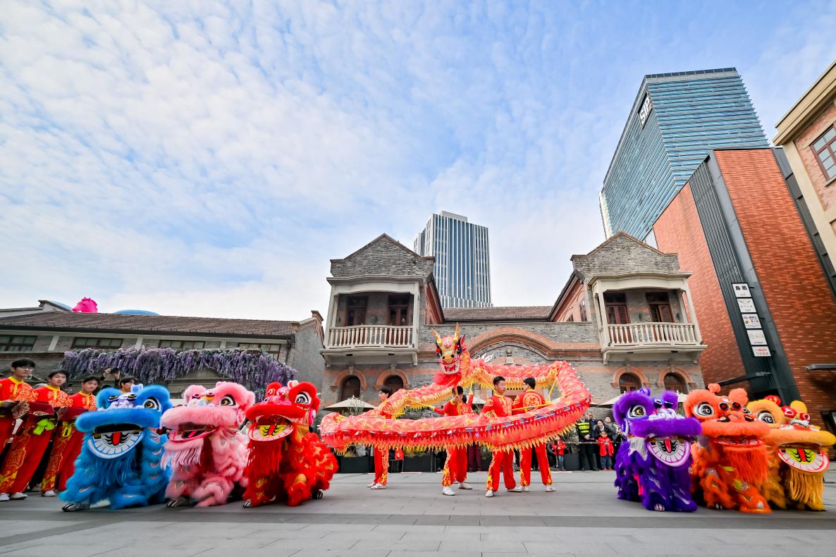 大年初一，舞龍舞獅節目在今潮8弄上演。虹口區新聞辦供圖