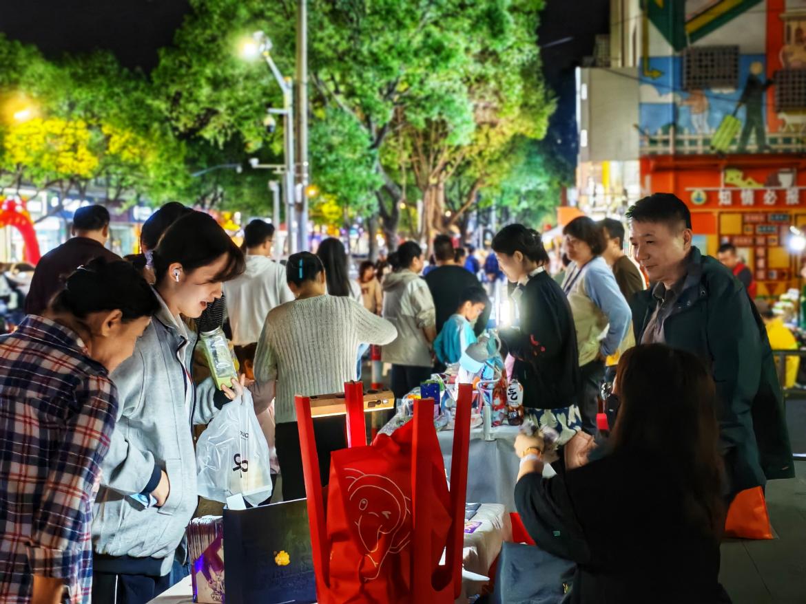 煙火氣息濃郁的靈岩南路。浦東新區東明路街道供圖