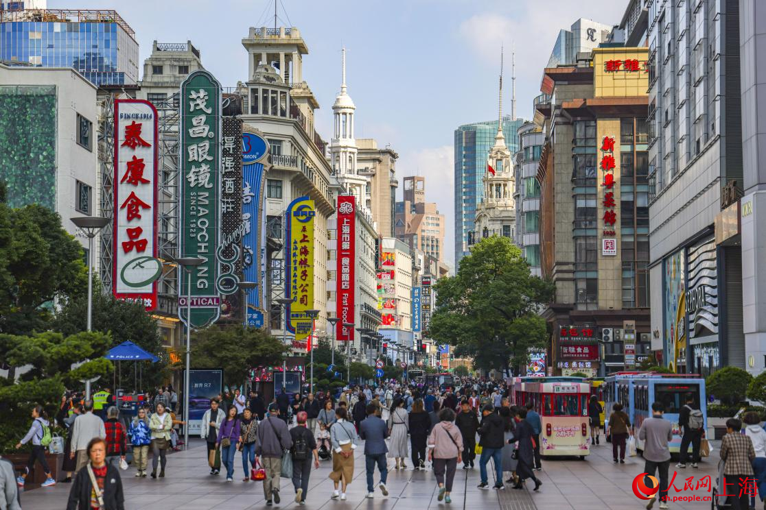 南京東路人潮涌動。人民網記者 王初攝